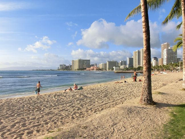ワイキキ中心部のビーチと違って、人も少なく日本人も少なく。<br />のーんびりした雰囲気。