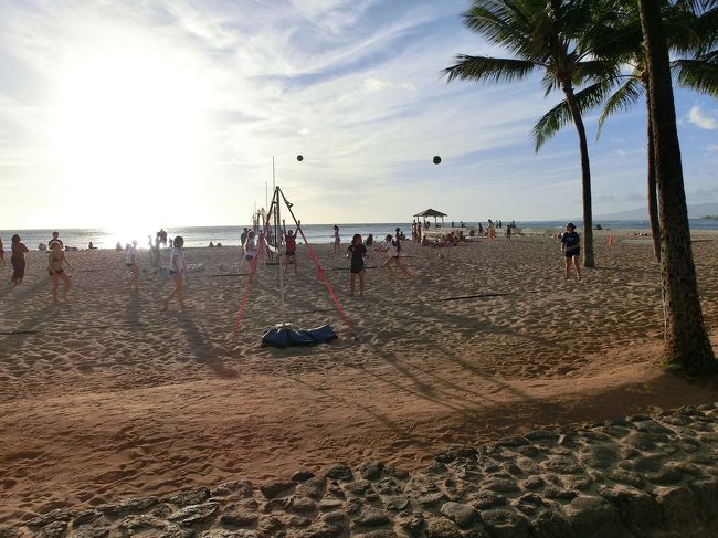 地元の高校生でしょうか？<br /><br />ビーチバレーで楽しんでいました。