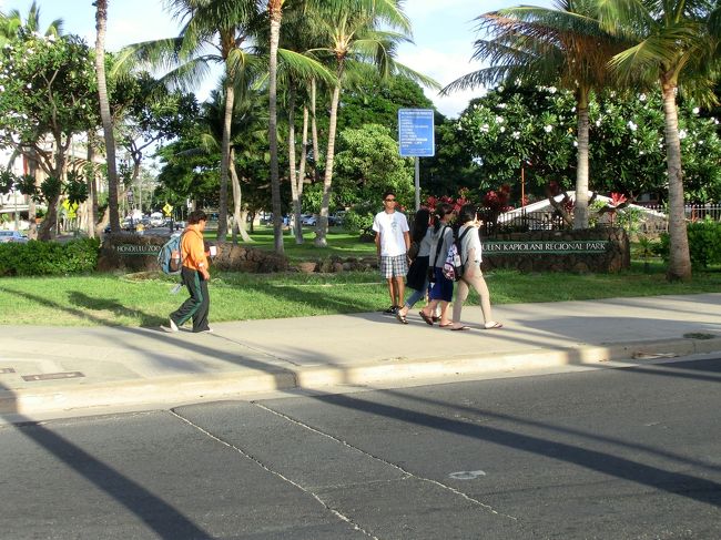 右に行くとカピオラニ公園。<br /><br />左に行くとホノルル動物園。<br /><br />ワイキキビーチマリオットからだとカピオラニ公園はすぐそこ。目の前のビーチも人が少なくのんびりしています。