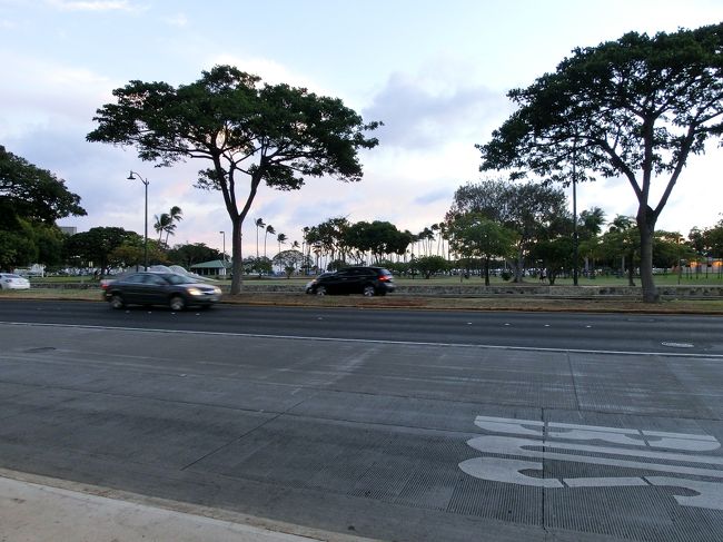 さて、ホノルルシティライツを見るために、再びアラモアナセンターへ。