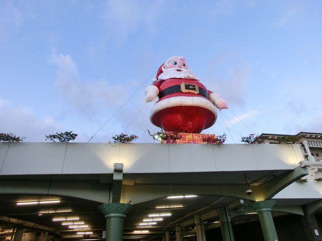 アラモアナセンターにもサンタさんが。