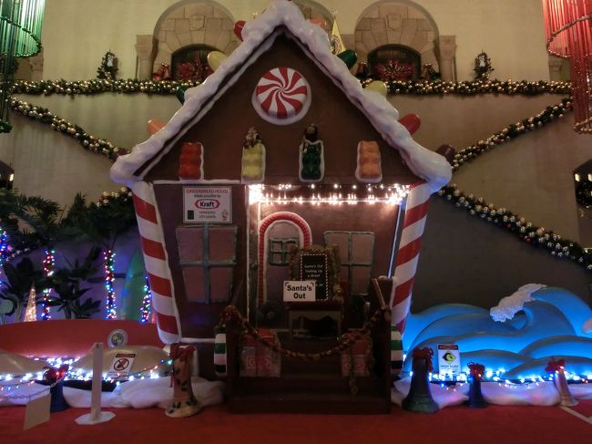 ホノルルハレ（市庁舎）の中もきれいに飾られています。<br /><br />サンタは外出中のようです。「Santa's Out」