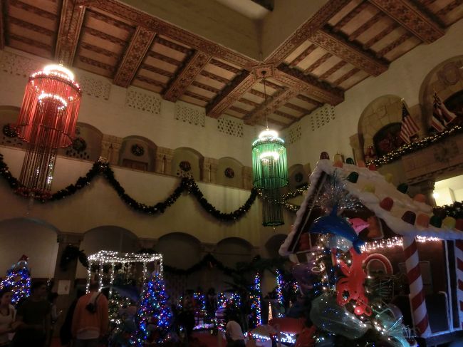 壁もきれいに飾られています。