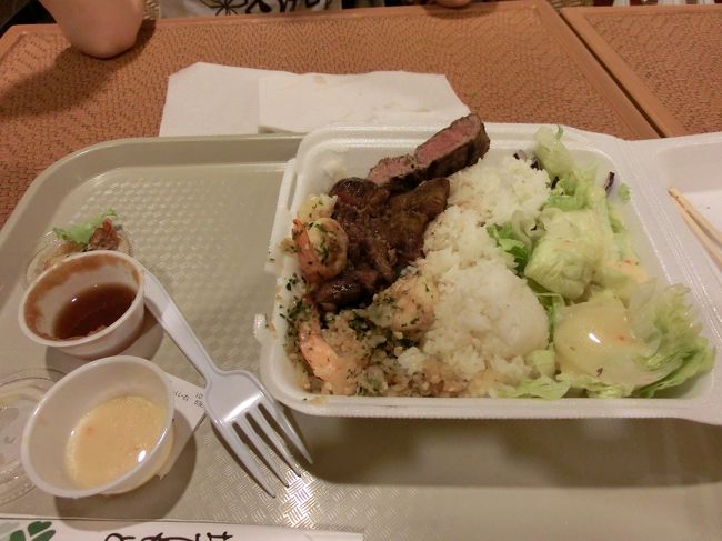 そして、Olioliトロリーでワイキキまで戻ってきました。<br /><br />恒例のDFSに寄り、買い物して、遅めの夕食へ。<br /><br />チーズケーキファクトリーはまだまだ並んでいたので、ロイヤルハワイアンセンターのフードコートへ。<br /><br />チヤンピオンステーキ＆シーフードで、ステーキ＆シュピンプを食べました。うん、おいしい。<br /><br />別のお店で、フライドポテトをTOGOして、ホテルへ。<br /><br />カラカウア通りをぶらぶら歩いて帰るのも楽しいです。夜になっても人がたくさん歩いていました。<br /><br />では、４日目に続きます。