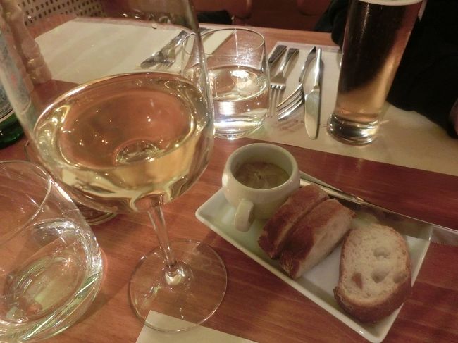 食前酒のお勧めを聞いて、ハンガリーのワインをお願いしました。とてもフルーティ。最初に出てきたレバーパテはとても美味しくてパンがすすみます！