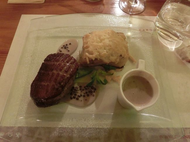 こちらは鴨肉。付け合せはジャガイモのミルフィーユ。ソースは柑橘系のさわやかな味。