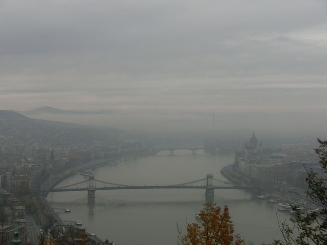 ゲッレールトの丘。バスをとめて写真撮影タイムをとってくれるのもいい！でも今日は残念ながら曇り空。