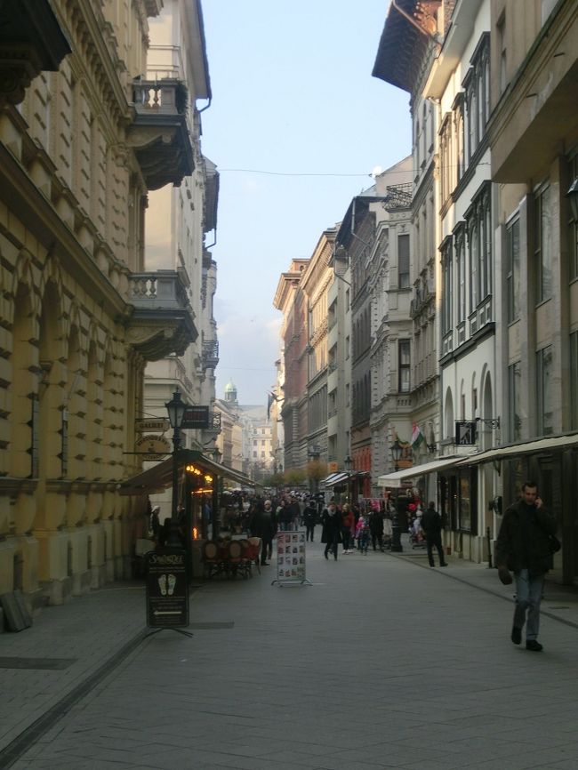 大通りを抜けます。夕暮れが近づいてきました。遊覧船に乗るため、<br />少し歩いて船の停留所に行きます。