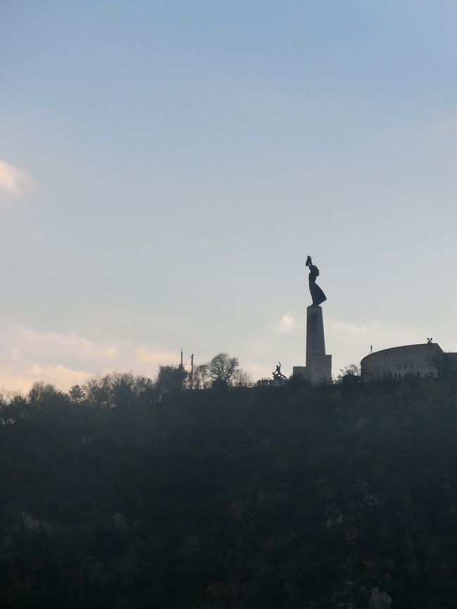 遠くには、ゲッレールトの丘にそびえたつ女神像が見えました。