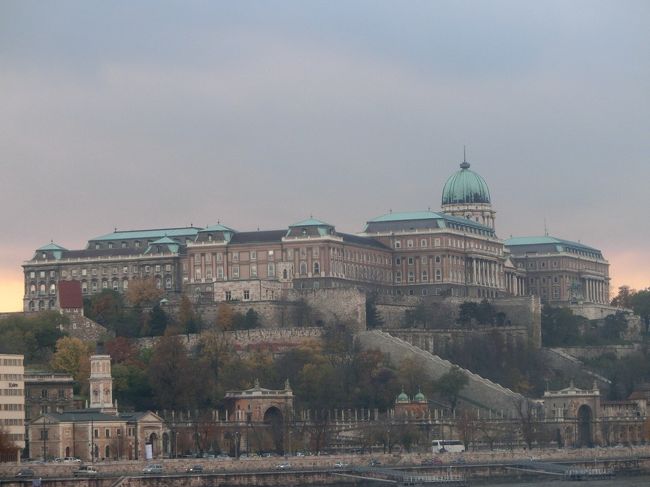 船からの眺め。本当は外の席に座りたかったけれど、寒さのため断念。