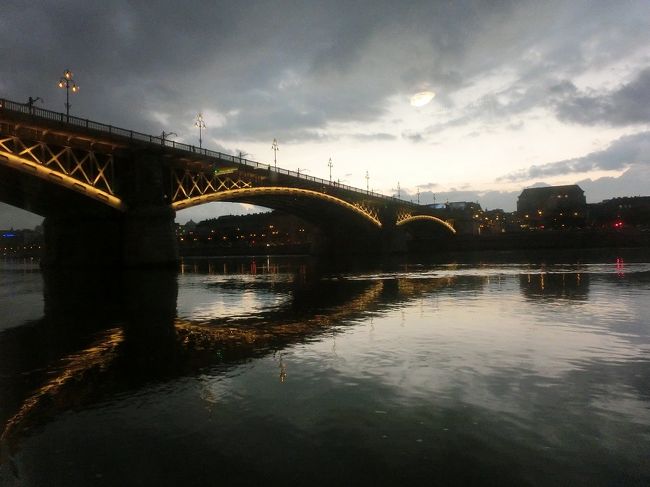 船にいる途中でちょうど日没。昼間とはまた別の雰囲気で観光することができてよかったです。