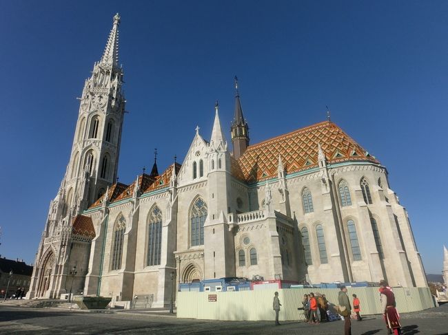 ホテルから歩いて数分のマーチャーシュ教会へ。