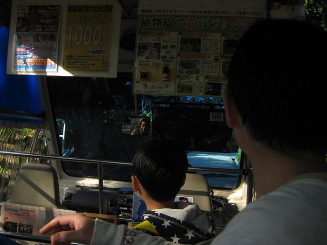 電気遊覧車で熱帯ドリームセンターへ行きました。８分間隔で海洋博公園内を巡回していました。乗り放題２００円でした。