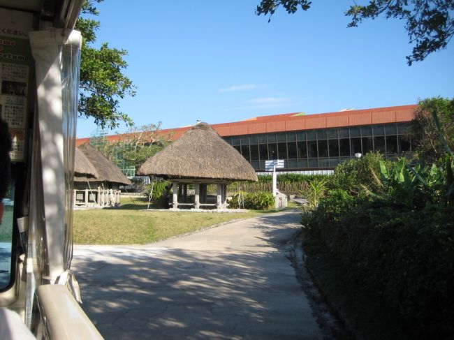 帰りも遊覧車で…。おきなわ郷土村をぬけていきます。運転手さんが解説してくれるのでちょっとお得かも。夕食はホテルのバイキングを食べました。そのあと子どもが熱を出して、念のためうるま市の県立中部病院へ。ホテルから片道４５分ぐらいかかりました。