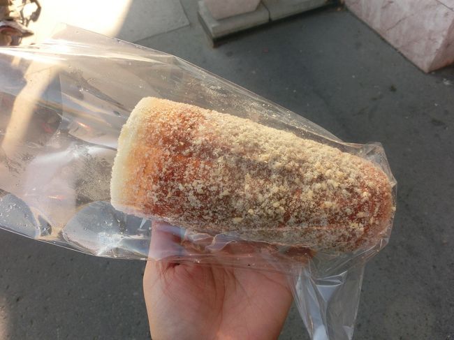 途中、面白いものを発見。筒状に焼いたパン生地にシナモンや砂糖がまぶしてあるお菓子。とてもいい匂いにつられて購入。ハンガリーのお菓子らしいです。