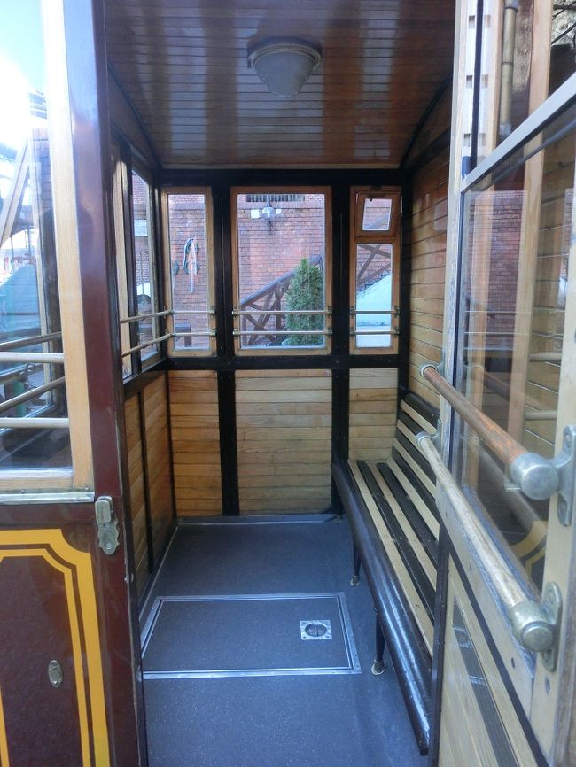 車内。入り口が狭く、ベビーカーだとちょっと大変。でもすいていたので<br />問題なかったです。