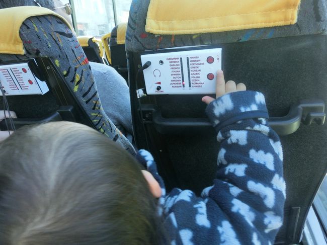 翌朝。周遊バスに乗りました。<br />チビを膝に乗せて。なかなか大人しくはしてくれません(笑)<br />日本語のオーディオガイドがついていて便利。