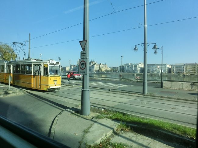 あっという間に下に降ります。そろそろチェックアウトの時間なので<br />ホテルに戻ります。その前にちょこっと買い物へ。。