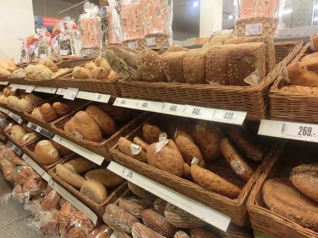 美味しそうなパンも豪勢に売られていて、ついたくさん買ってしまいたくなります＾＾外国のスーパーめぐりも旅行の楽しみのひとつです。<br />以上でハンガリー旅行記おしまい！