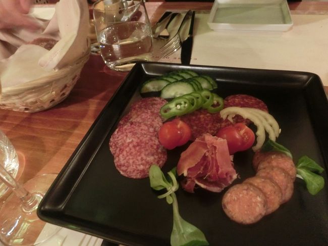 サラミの盛り合わせ。