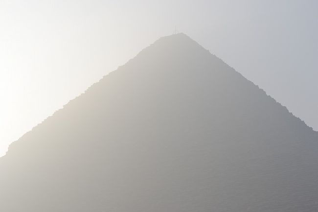 なんかガスった感じ <br />このもやっとした感じはなんなんだ？ <br />と思ったら、どうやら砂が舞っているのですっきりしないらしい。 <br />朝はいつもこんな感じで、昼頃になるとピラミッドもキレイに見えてくるんだと。 <br />ちぇっ <br />風もないのにな・・・ 