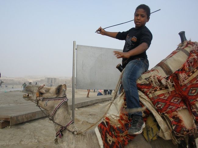 <br />さっさと外に出て写真を撮りまくっていると、ラクダに乗った小僧が <br />「オイラと撮れ！」と言う。 <br /><br />でも、どうせ金を取られるとわかっているから　ひたすら「ノー！ノー！」と断る。 <br />「お金なんかいらないよ〜。だから撮って撮って〜」と・・・ <br />ちょっと信じられなかったが、押し切られパシャリ <br />すると「ワンダラ！ワンダラ！」 <br />はい、きた！ <br />絶対そうなると思ってた。 <br />