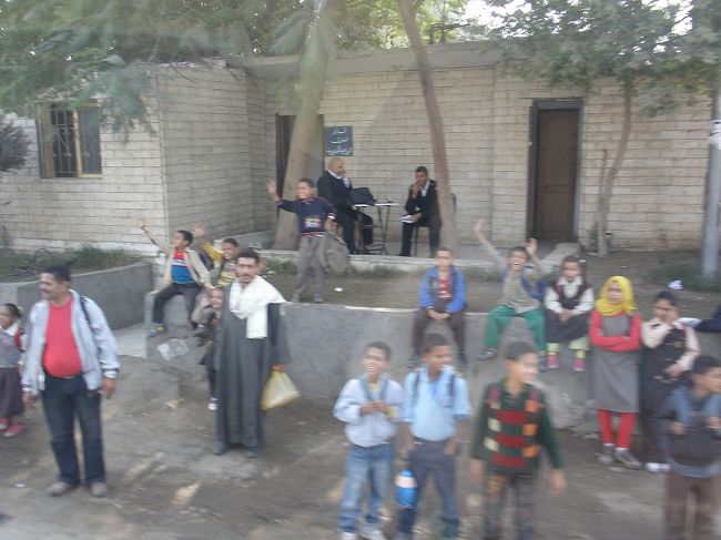 バスに向かって元気に手を振る子供達