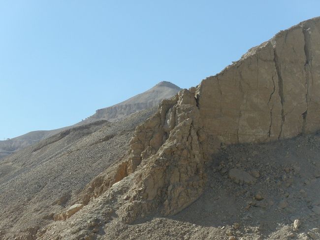 王家の谷では　残念ながら写真撮影は出来ない<br /><br />でも、ツタンカーメンのお墓にあった　本物のミイラはすごかった〜☆