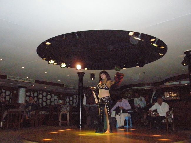 なんと言うか・・・<br />ベリーダンスって、太めの踊り子さんが多いけど・・・