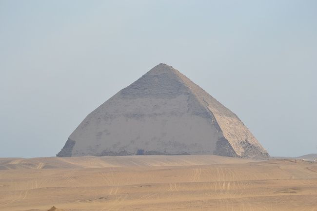 ダハシュールピラミッド群<br />屈折ピラミッド