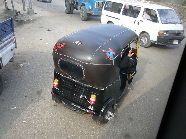 みんながバスに向かって手を振るよ