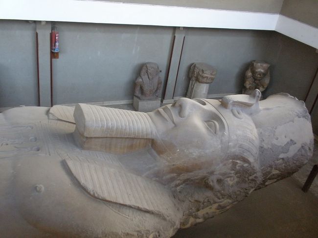 メンフィス遺跡<br />ラムセス２世像