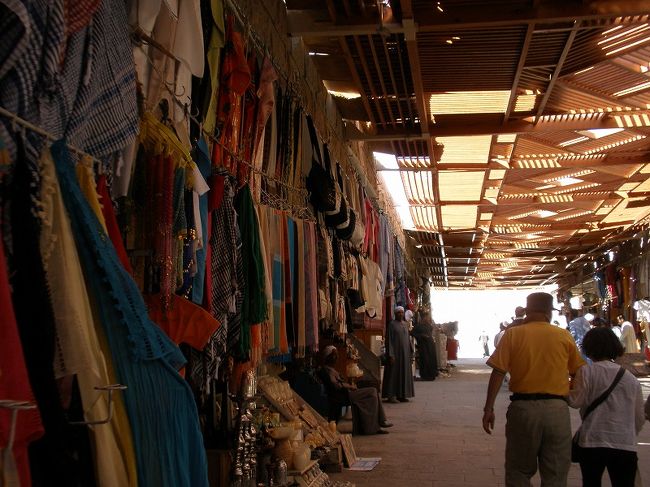 エジプトの観光スポットに行くと、売り子がワラワラと寄ってきて <br />パピルスやカレンダー、しおりなどを「ワンダラ！ワンダラ！」と売りに来る <br />激安なのだが、これがまた　煩くてしつこい <br /><br /><br />でも、せっかくなので、ナイル川の地図が＄１と言ってるので買う事にした。 <br />エ「にいちゃん、マップおくれ」 <br />に「あいよ。ツーダラだ」 <br />エ「あ”さっきからずっと＄１だと言ってたろ！はい、＄１」 <br />に「なに言ってんだ。マップは昔からツーダラと決まってんだ。ほれ、＄２よこせ」 <br />エ「冗談じゃない！警察呼ぶぞ！早くマップ出せ」 <br />に「＄２ったら＄２なんだ。＄２以外じゃ売れないね」 <br />エ「あ”〜もうめんどくせ〜！いい加減ナメんなこのっ！」 <br />と、にいちゃんの胸に＄１押し付けて　地図をふんだくってバスに駆け込んでやった <br />正直、走って追いかけて来たらどうしようと思ったけど、もうホントにイヤだった <br />かたが＄１の事で、いつまでもガタガタ言いたくなかった <br />でもこれがエジプトでは普通の事。 <br /><br />値切るのが楽しいって言ってる人も多かったけど、私にはむいてない <br />でもだからと言ってエジプトが嫌いなわけじゃない