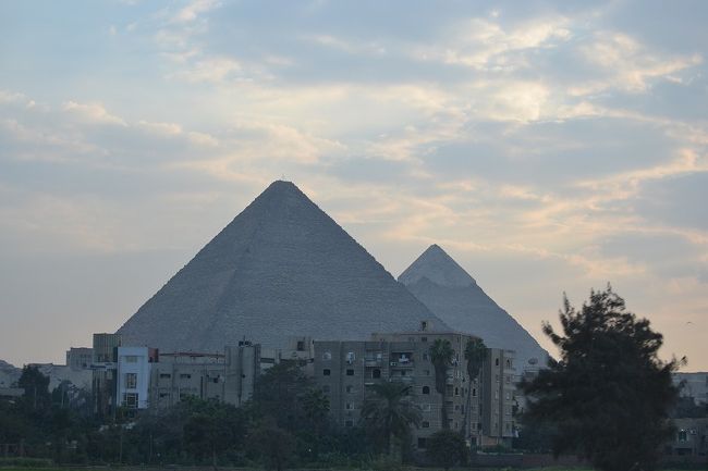街中から　普通に見えるピラミッド