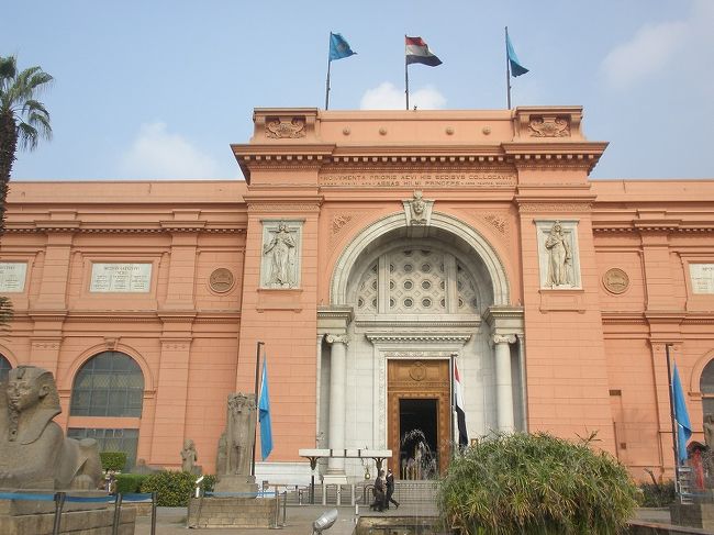 エジプト考古学博物館<br /><br />デモのお陰で、考古学博物館はガラガラの貸切状態で　ものすごくラッキーだった