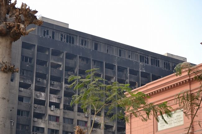 博物館の真横の　襲撃された建物・・・