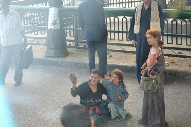 バスに向かって、大人も子供もニコニコと手を振ってくれる<br /><br />もちろんバクシーシ狙いの人も多いけど、走ってるバスに向かって笑いかけたり <br />手を振ったりはそれとは違うと思うから。 <br />ちなみにバクシーシとは、富める者は貧しき者に分け与えると言うイスラムの教え 