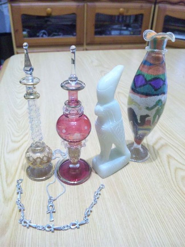 これが値切って買った戦利品<br /><br />香水瓶に中には　サラッサラの砂漠の砂を入れてあります。<br />アンクのブレスは、リベンジ買いして　\6500で買ったもの<br />エジプトでは　多くのお店でＵＳドルが使えます。<br />円も使えるトコもある。<br />なので、一気にエジプトポンドに両替しまくても　大丈夫。<br />実は私はまったくエジプトポンドには両替せず。<br /><br />でもトイレでバクシーシが必要なので、小銭だけガイドさんに＄１分両替してもらいました。