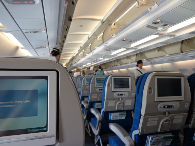 インチョンへの機内。これは搭乗直後の写真。実際は金曜日の午前便と言う事で満席でした。