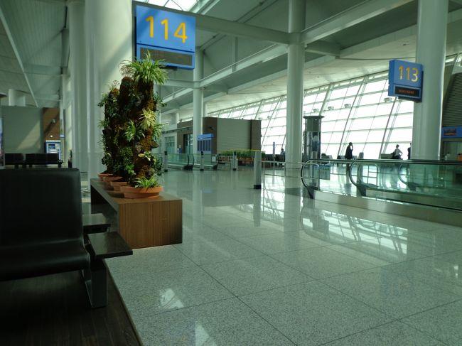 本棟(？)とは違って，店も人も少なく寒々。悲しくなりました。