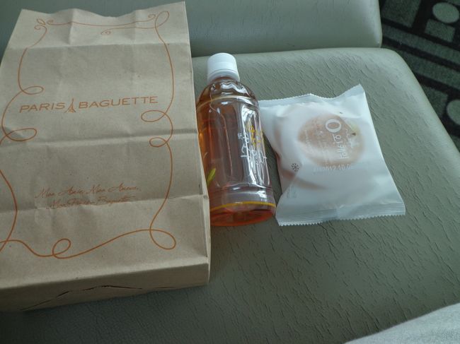 「Paris Baguette」と言うベーカリーで購入したブッセととうもろこし茶。機内で頂いたのですが，ブッセは結構美味しかったです。バタークリームだったけど。