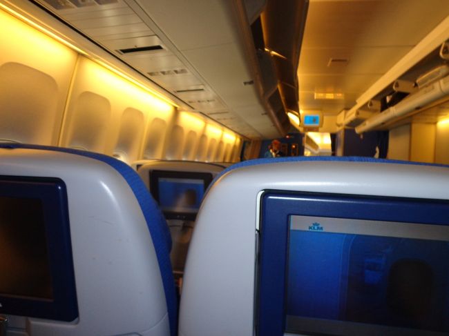 プチ贅沢でエコにミーコンフォート。<br /><br />シートピッチがエコノミーより少し広いだけだけど，空席が多くて，予想通り３列並びの席を１人で占領できました。