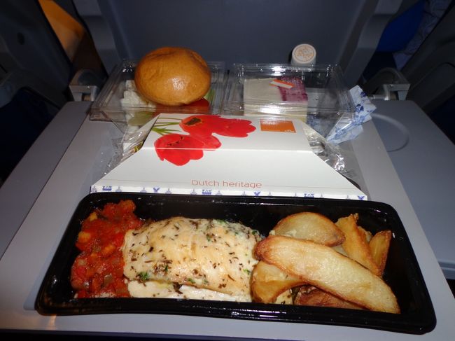 １回目の機内食。<br /><br />メインはチキンブレストのトマトソース。肉はぱさつていたけど，結構いけました。