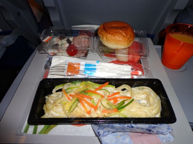 ２回目の機内食。<br /><br />固いクリームソースのパスタ。食感はともかく味は大丈夫でした。