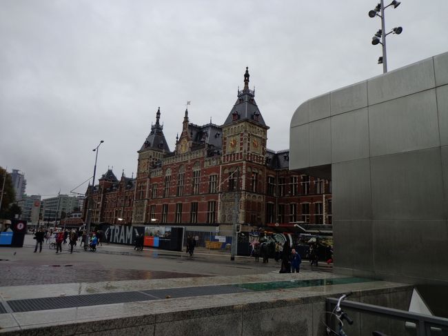 再びのアムステルダム中央駅。小雨に忍び泣いています。