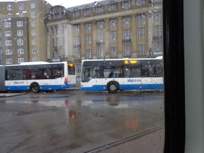 まるで自転車のように軽々と走るトラム。<br /><br />アムステルダムのトラムは判り易いし，乗り心地もいけてます。