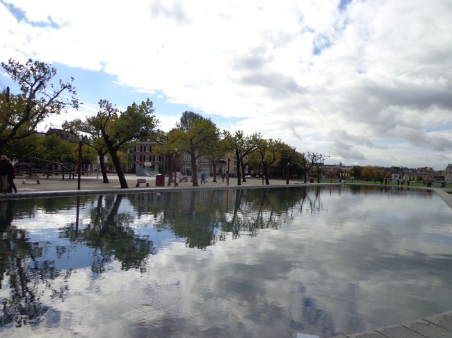 ミュージアム広場。広々あーんど寒々です。