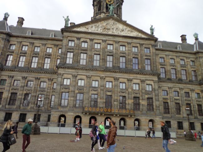 田舎者はとりあえずダム広場に向かいます。そして王宮のあまりの普通さにがっかりするのです。