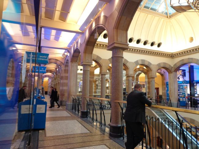 田舎者は次にマグナプラザに向かいます。そして有料トイレの１ユーロにびっくりするのです。