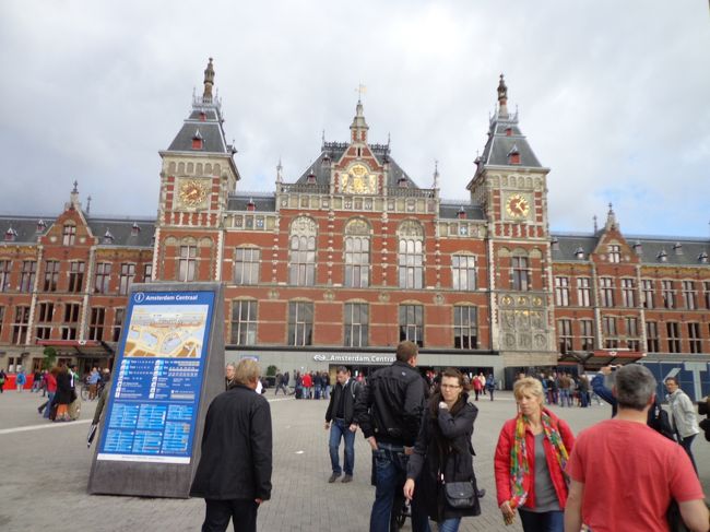 バイエルンコフのゴージャスなフードコートに後髪を惹かれつつ(なんかのセールがあっているせいか混雑していた)，中央駅に。駅中には何か食べ物がある筈！何か美味しい物が私を待っている筈！